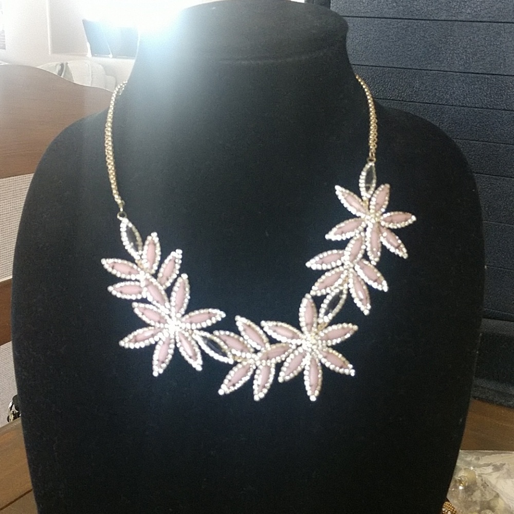Beautiful flower rhinestone necklace.
